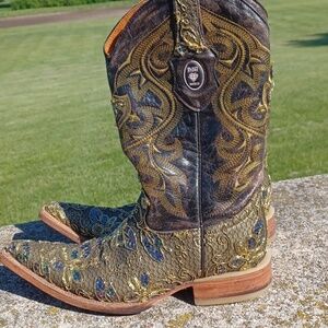 Black stone Boots, pointed toe, gold thread and sequins